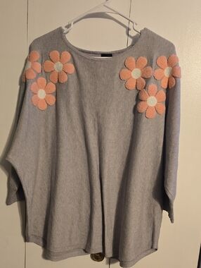 Aaeda Gray Women's Pullover Sweater with Pink Daisy Appliqués